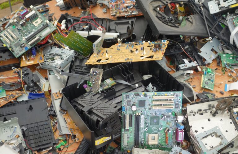 Ein Haufen Elektrischrott