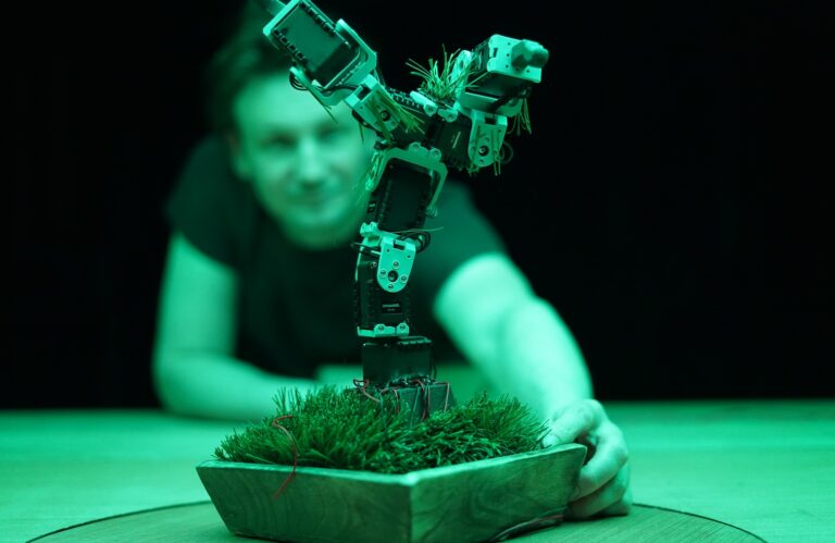 Kleiner Roboter auf einem Rasenstück