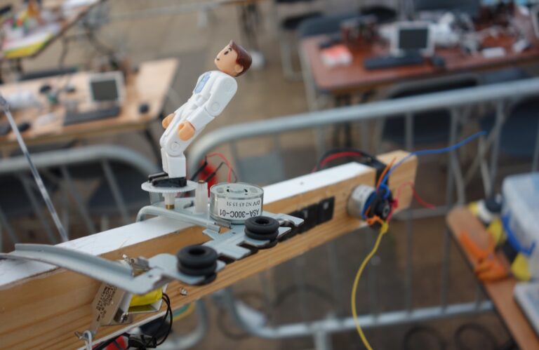 Konstruktions aus Holzbalken und Elektroschrott